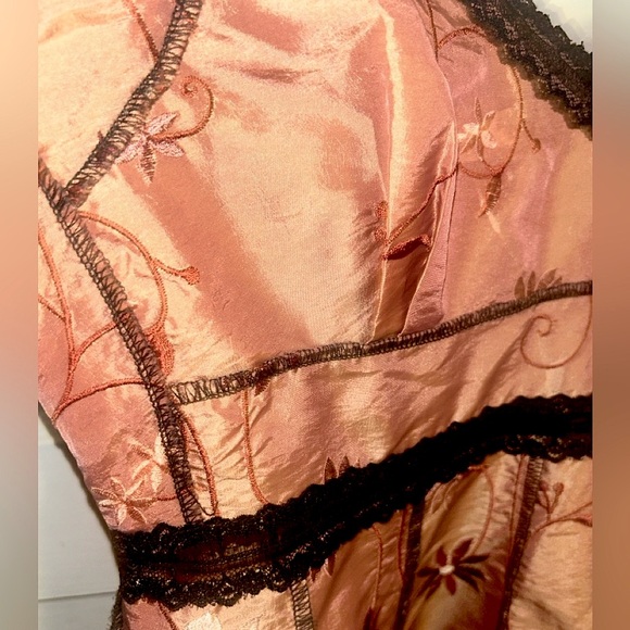 •SHRINE OF HOLLYWOOD BRAND DRESS ~VINTAGE STYLE PLEATED WITH FLORAL EMBROIDERY! - Picture 10 of 15